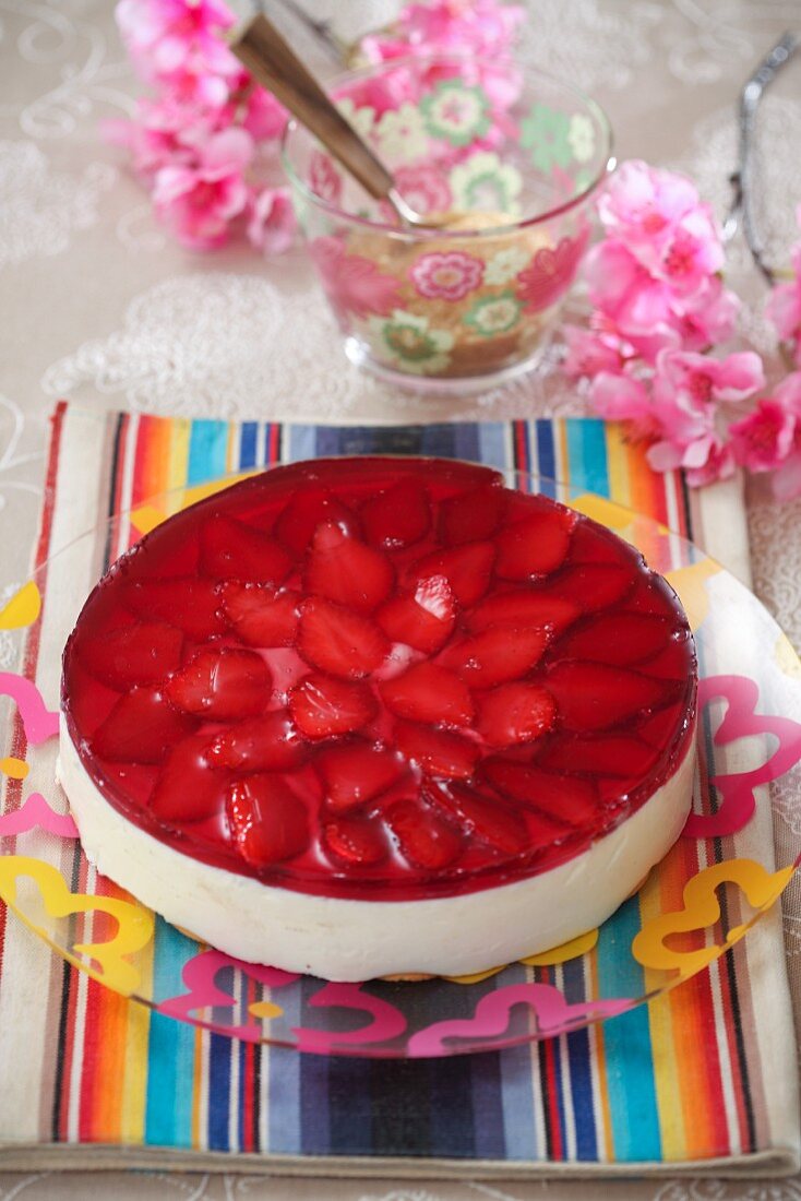 Käsekuchen mit Erdbeeren und Gelee