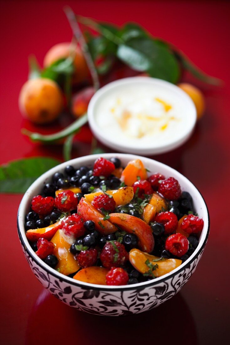 Sommerlicher Obstsalat mit Pfirsichen, Himbeeren und Heidelbeeren