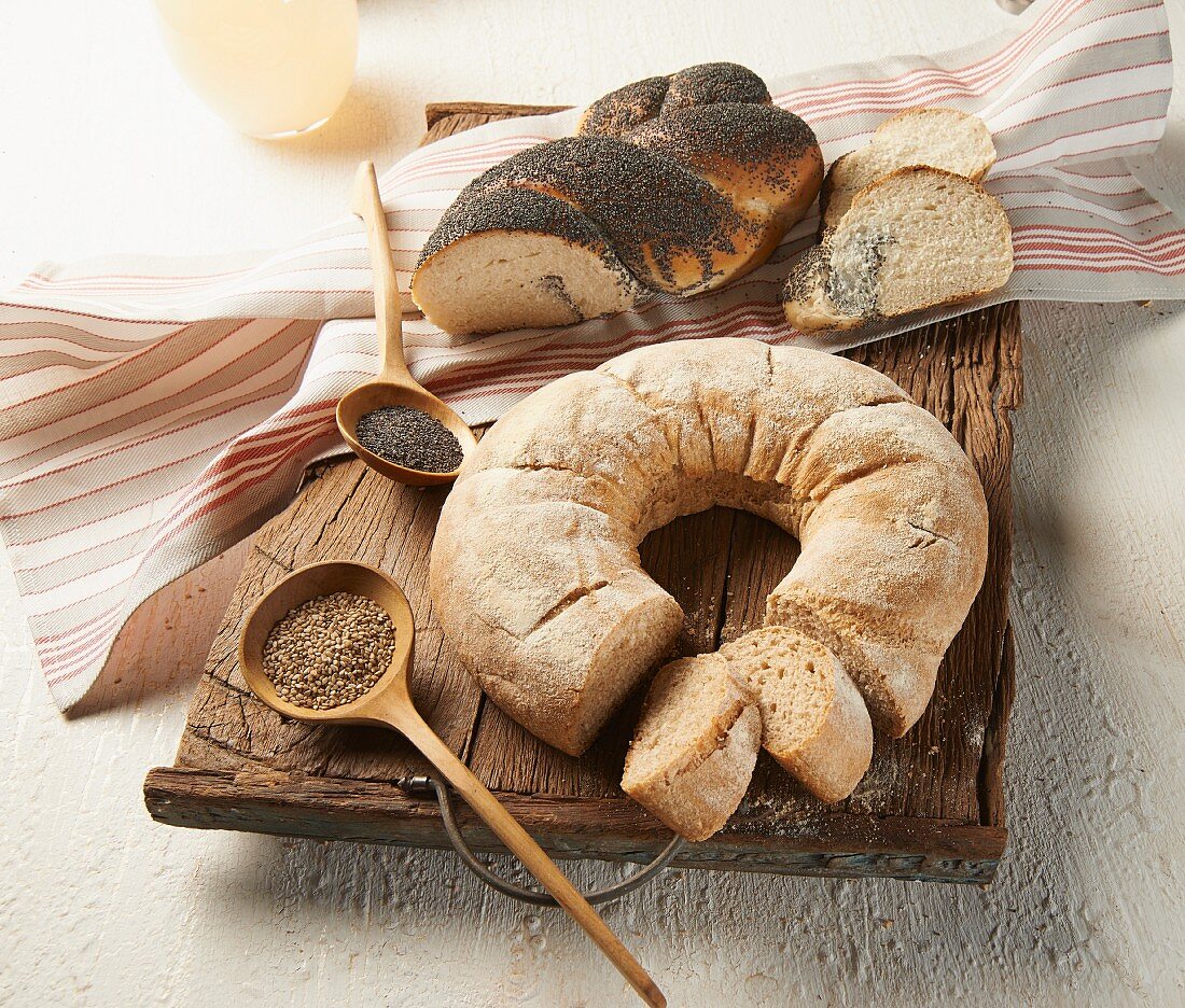 Hartweizen-Sesam-Ringbrot und Mohnbrot