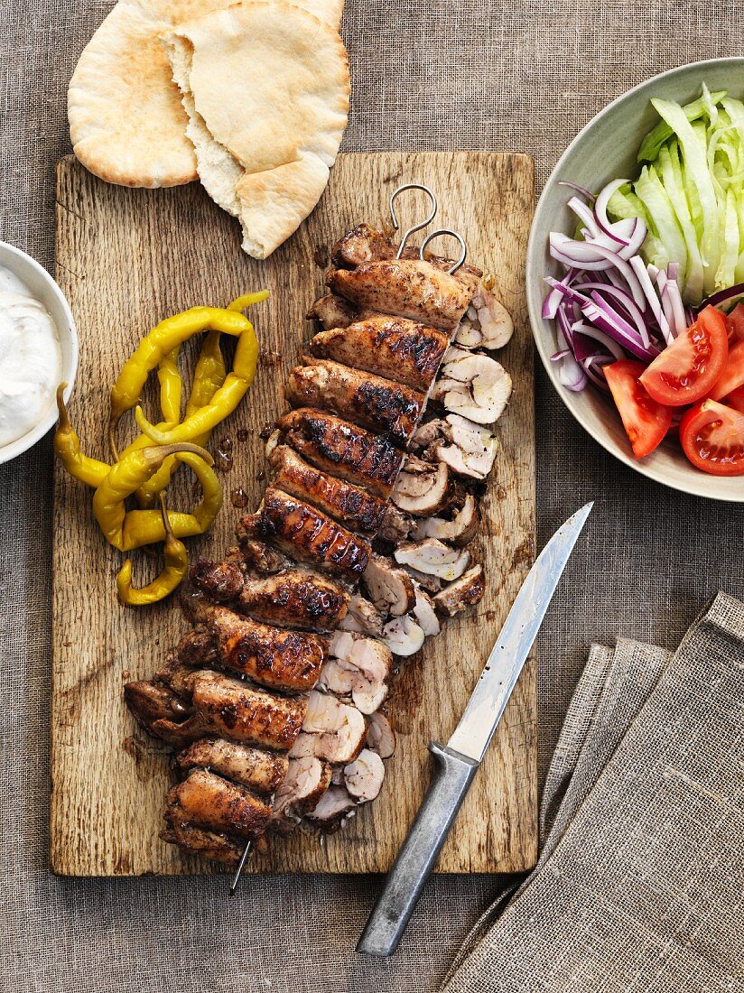 Kebabs mit Peperoni, Fladenbrot und Gemüsesalat