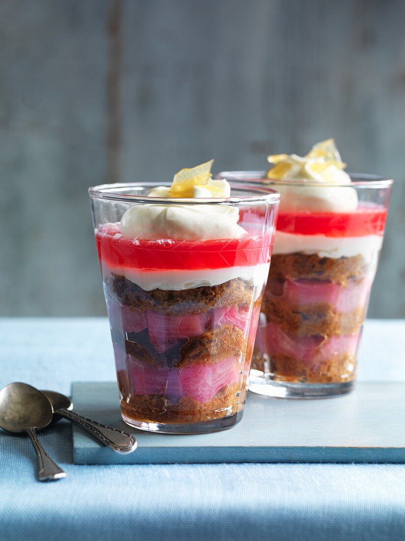 Rhabarber-Trifle mit Rosenwasser und Ingwer