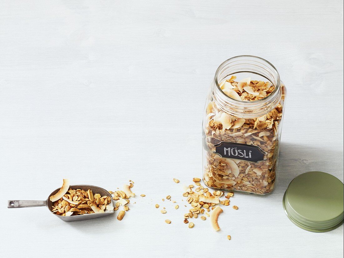 Roasted oriental muesli with ginger, peanuts and coconut chips