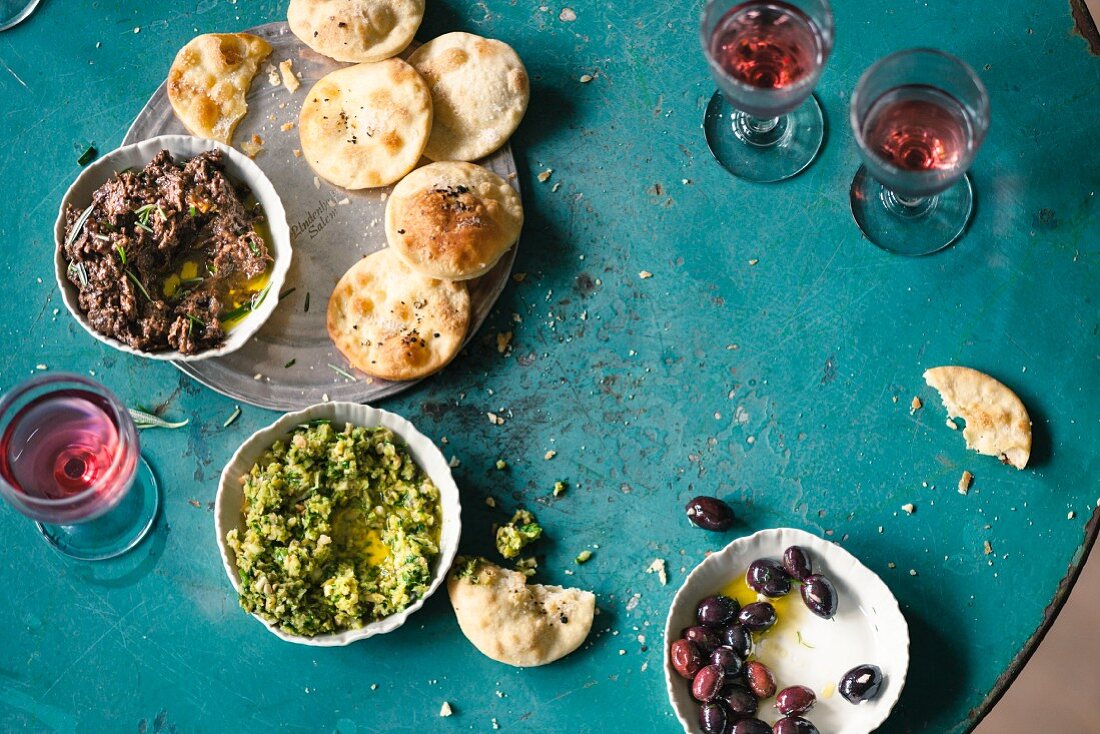 Olive crackers with fennel paste, olive paste, olives and wine