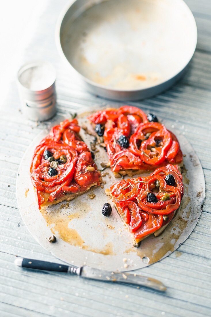 Tarte tatin with peppers and olives