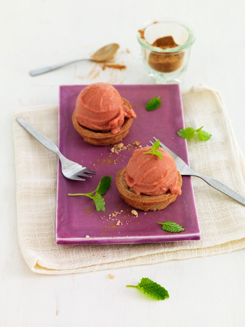 Kekskörbchen mit Bratapfelsorbet