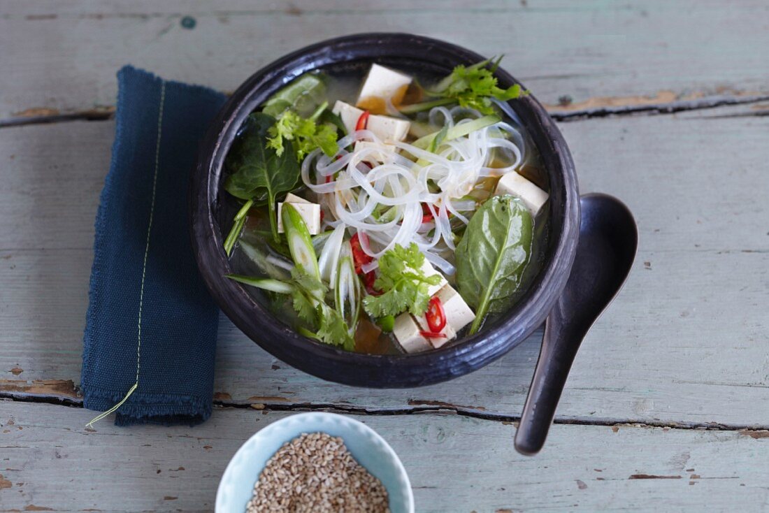 Miso-Nudelsuppe mit Gemüse