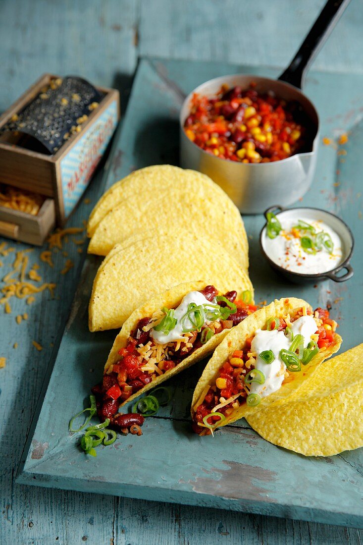 Tacos filled with chilli sin carne (Mexico)