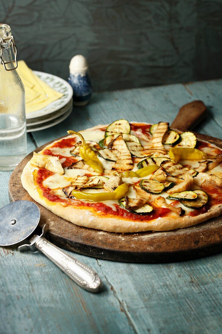 Veggie-Pizza mit Zucchini, Auberginen & Chilischoten