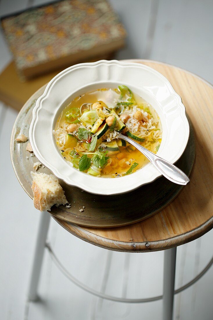 Vegetable soup with rice, courgettes, chickpeas and mint