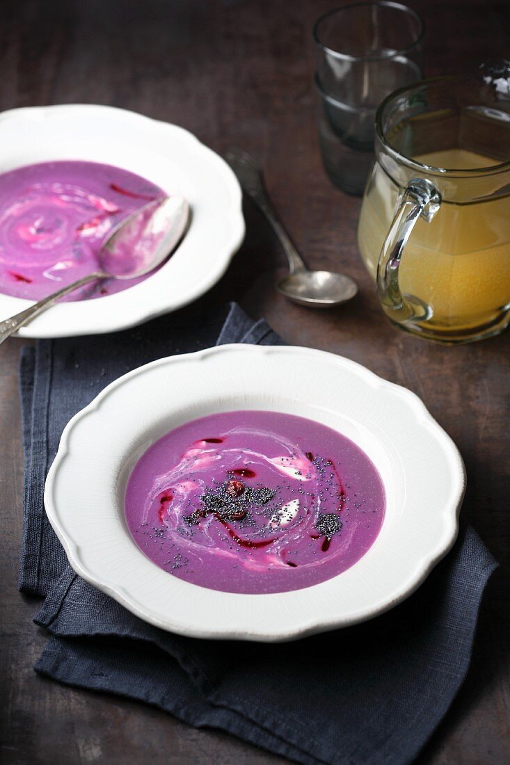 Rotkohlcremesuppe mit Mohn