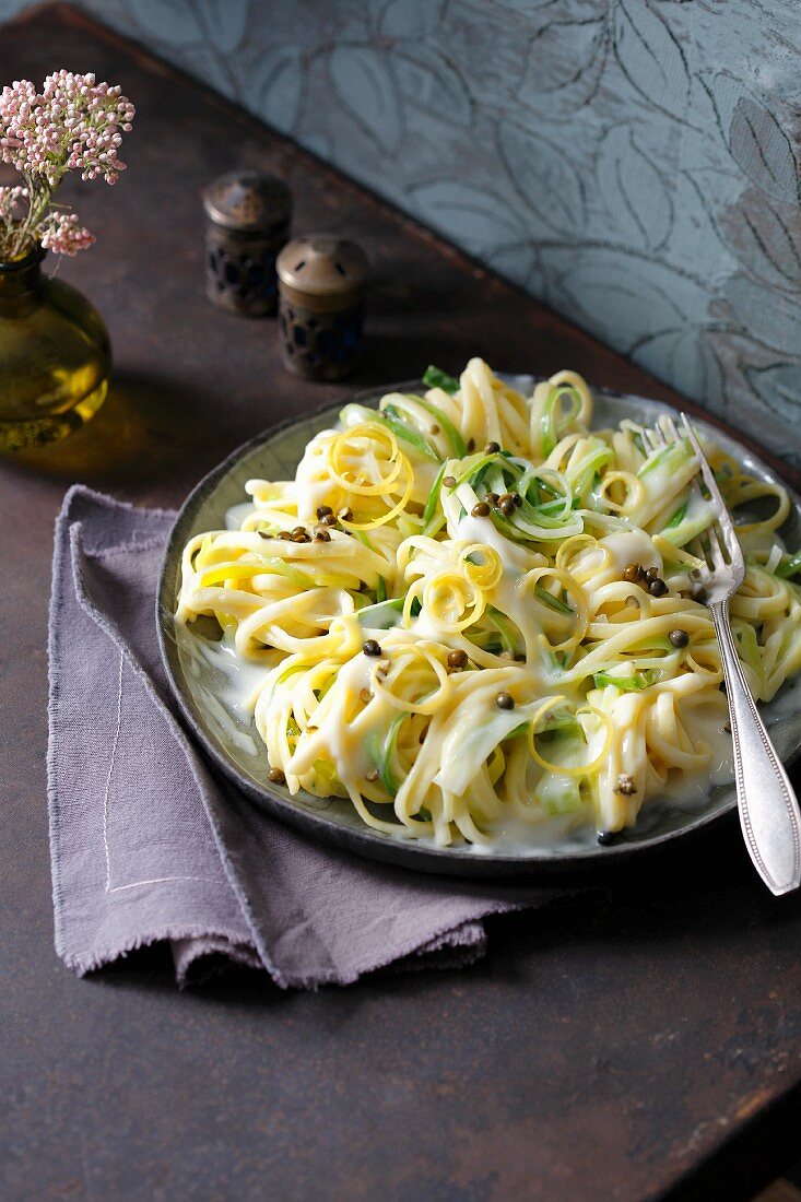 Zitronenpasta mit Lauchspaghetti & grünem Pfeffer