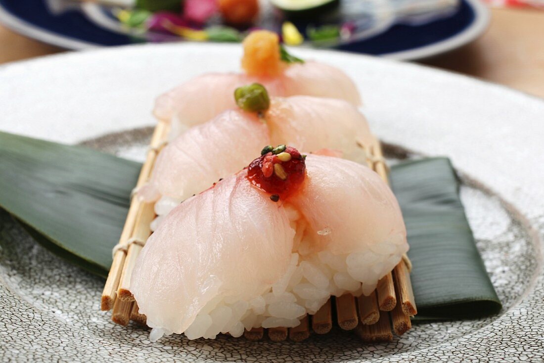 Nigiri-Sushi auf Bambusmatte (Japan)