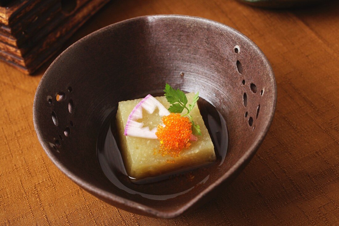 Gekochter Rettich mit Kaviar (Japan)