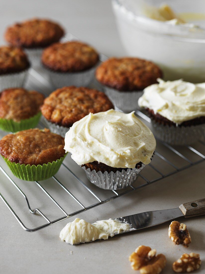 Kleine Hummingbird Cakes mit Zuckerguss