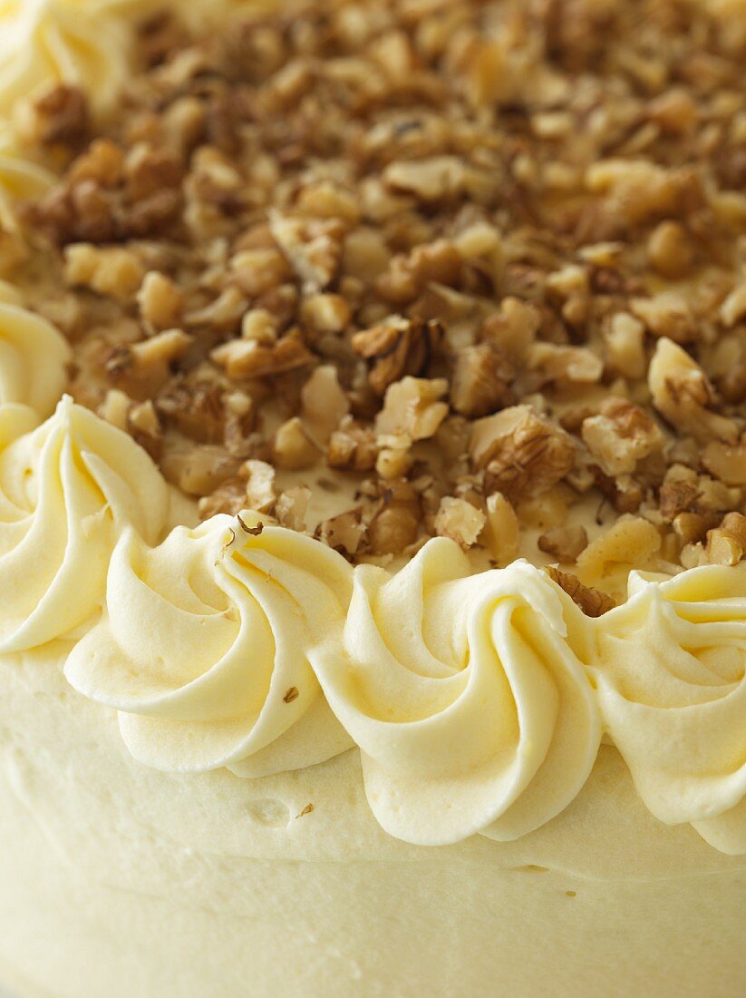 Banana and caramel cake with chopped nuts (detail)
