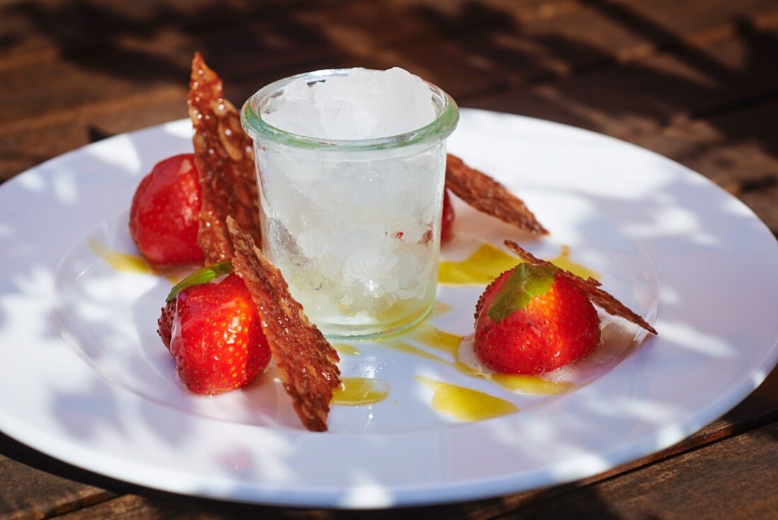 Holunderblütengranita mit Erdbeeren und Krokant