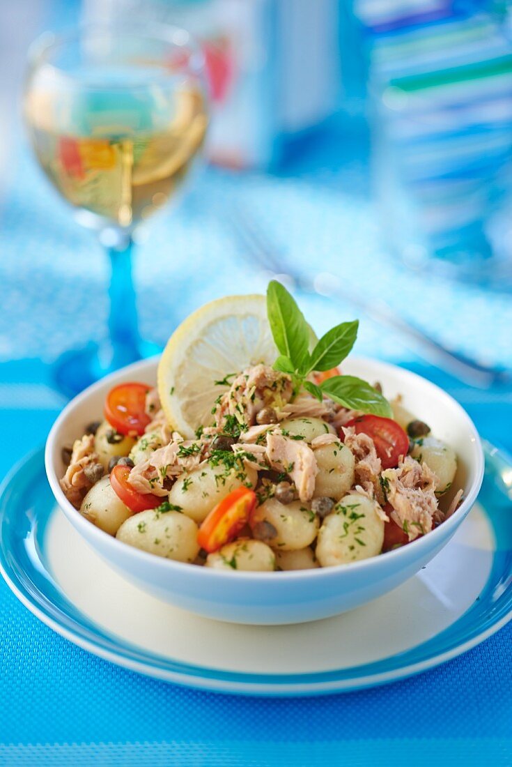 Gnocchi salad with tuna and tomatoes