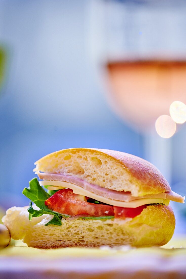 Schinken-Käse-Sandwich mit Tomaten und Salatblatt