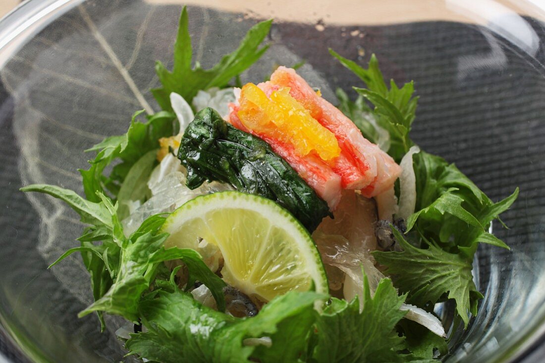 Fischsalat mit Muschelgelee, Algen und Surimi (Japan)