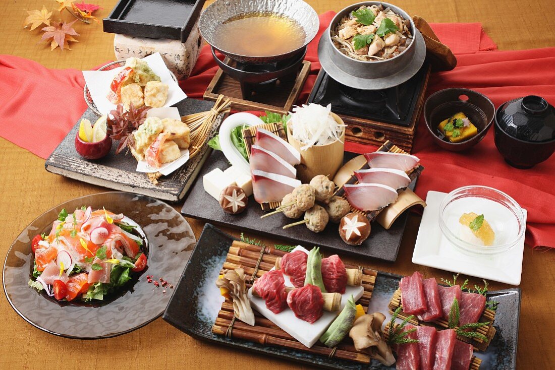Partyplatte mit Rindfleisch, Salat und Sashimi (Japan)