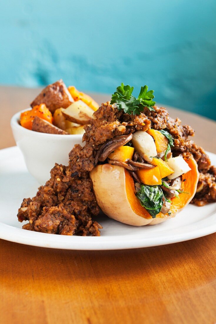 Butternusskürbis mit Tempeh, Grünkohl und Bratkartoffeln