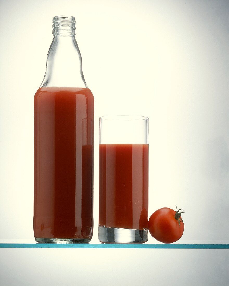 Tomatensaft in der Flasche & im Glas