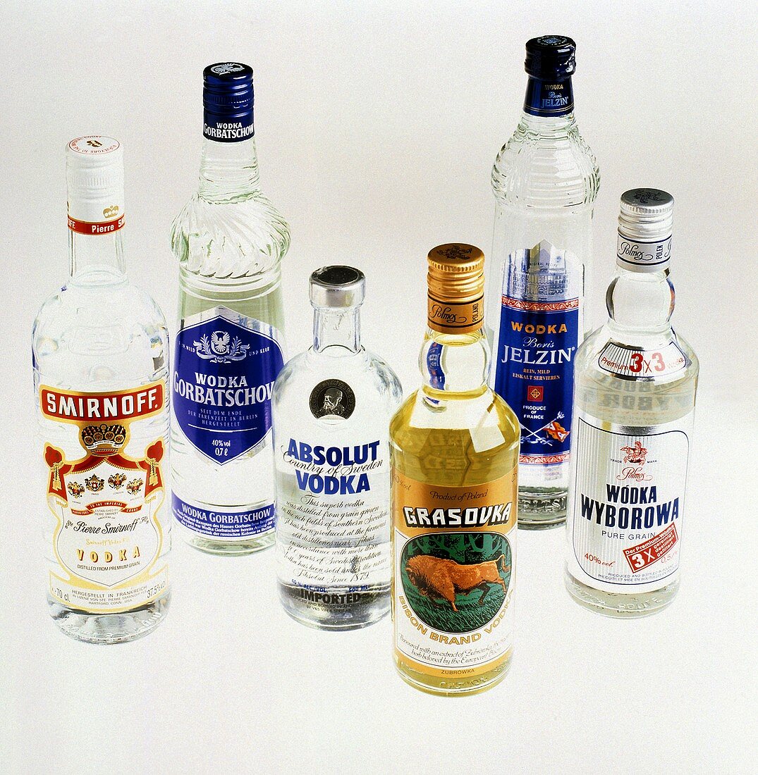 Mehrere verschiedene Wodkaflaschen