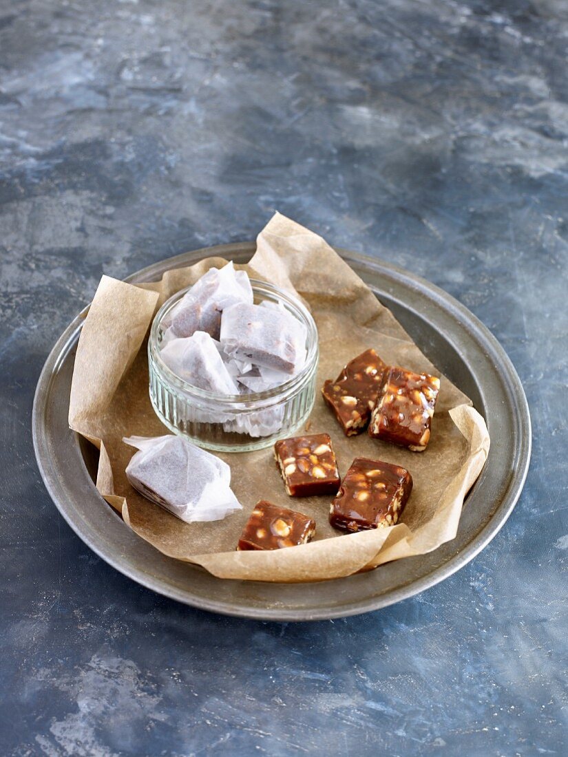 Caramels with pine nuts