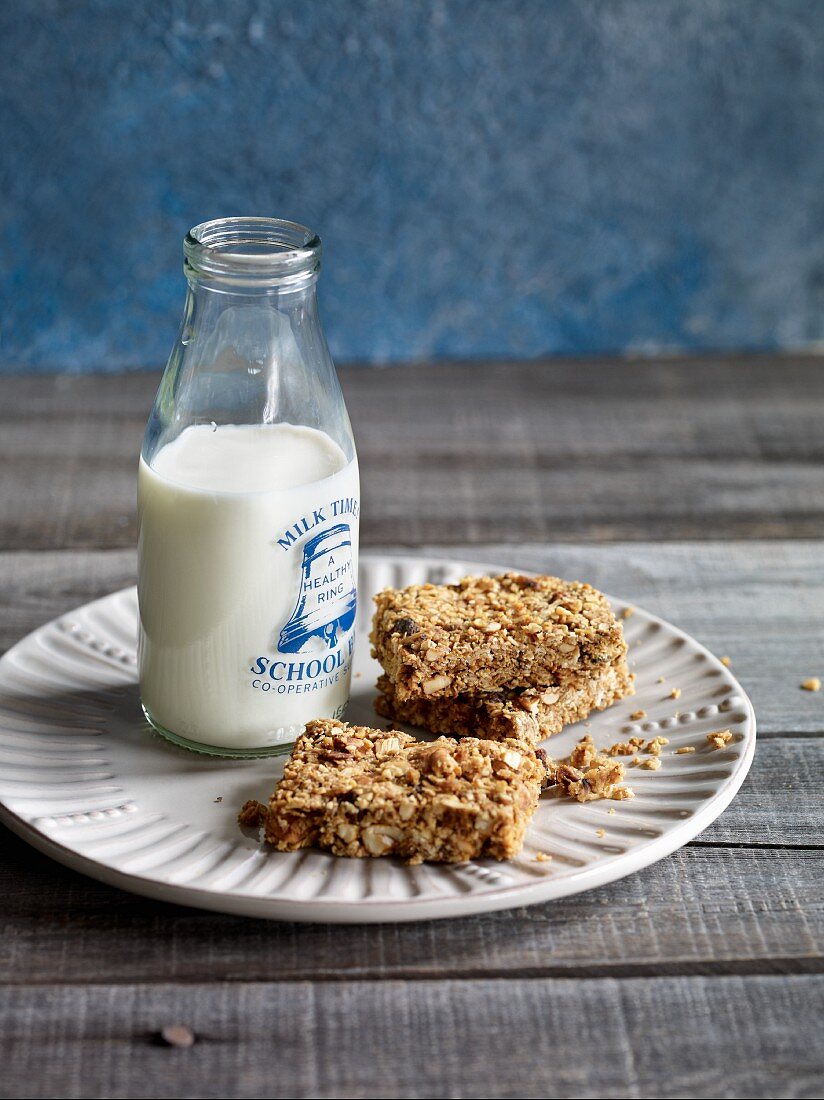 Muesli bars with cashew nuts and dried fruit