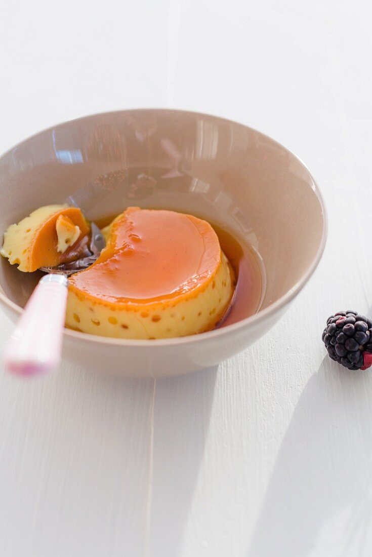 Crème Caramel, angebissen, im Schälchen