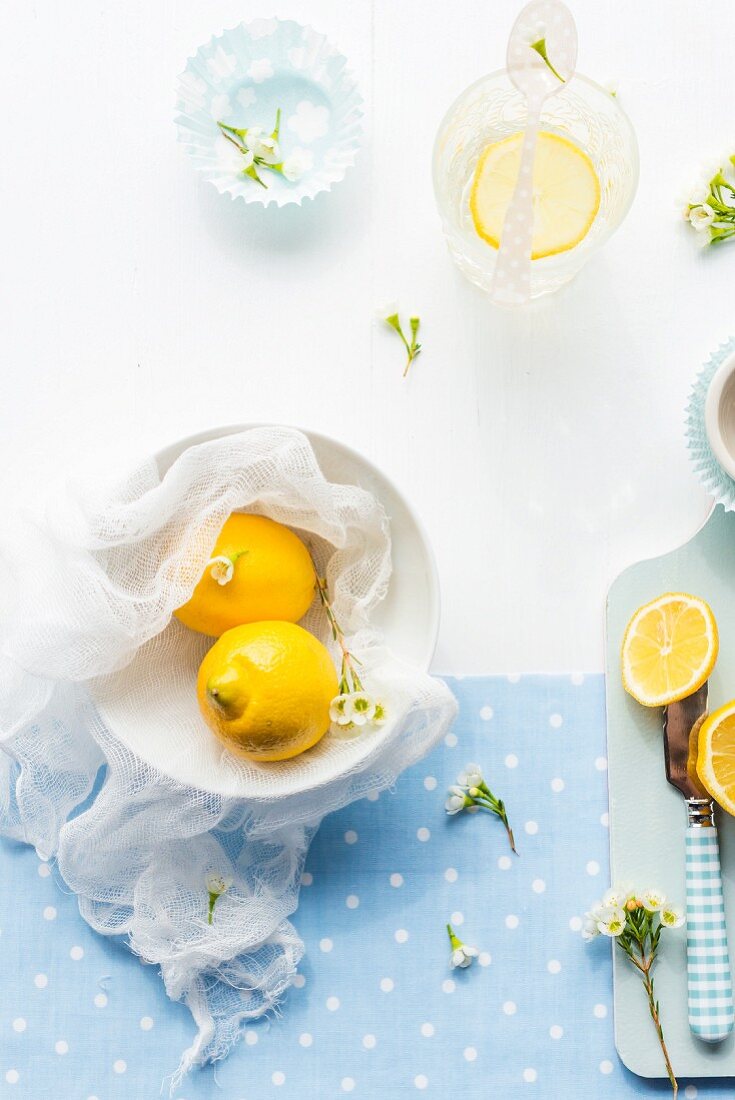 Zitronen und Sommerblumen
