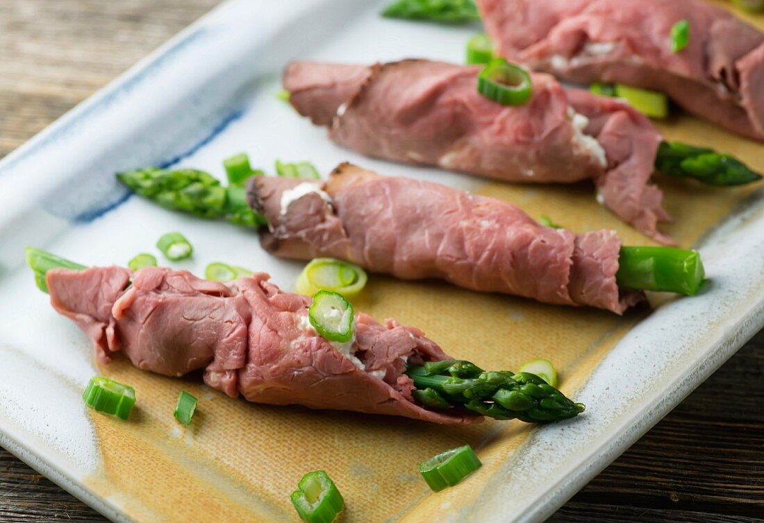 Green asparagus wrapped in roast beef