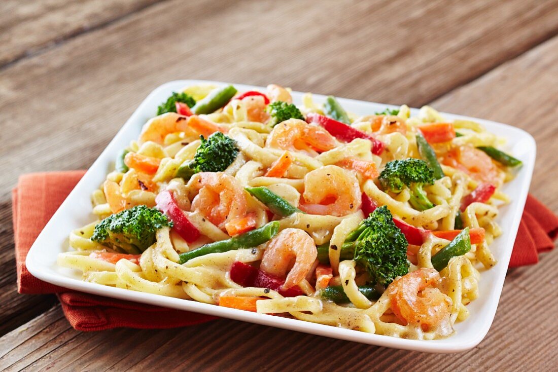 Noodles with vegetables and prawns