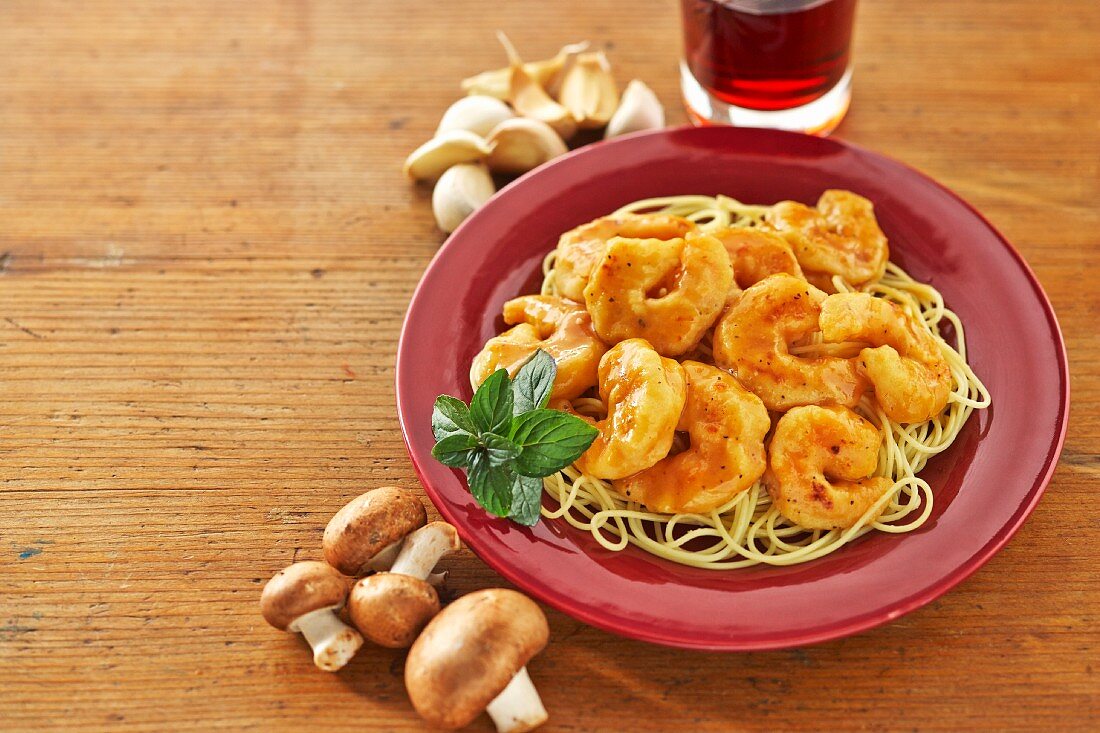 Spaghetti with baked prawns and a mushroom sauce