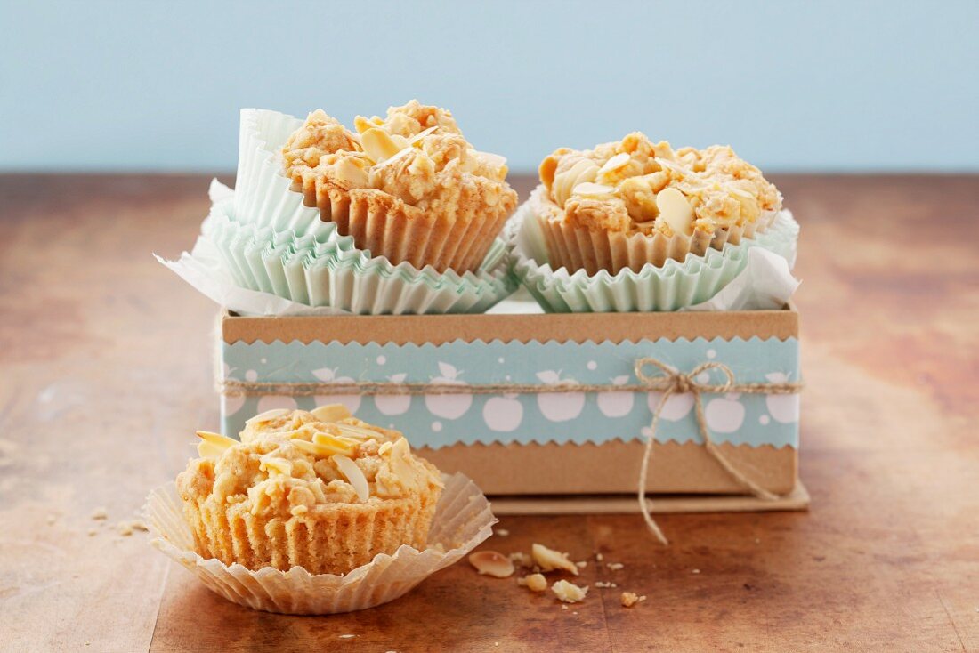 Crumble muffins with apples and almonds