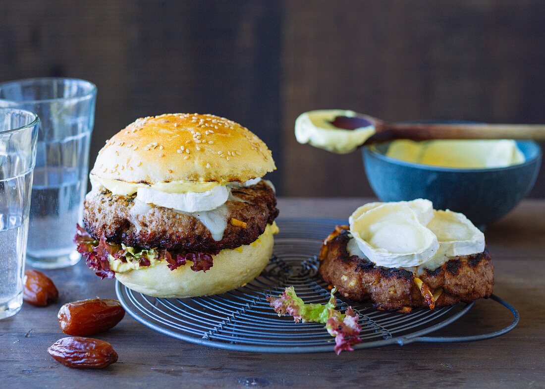 Burgers with goat's cheese and dates