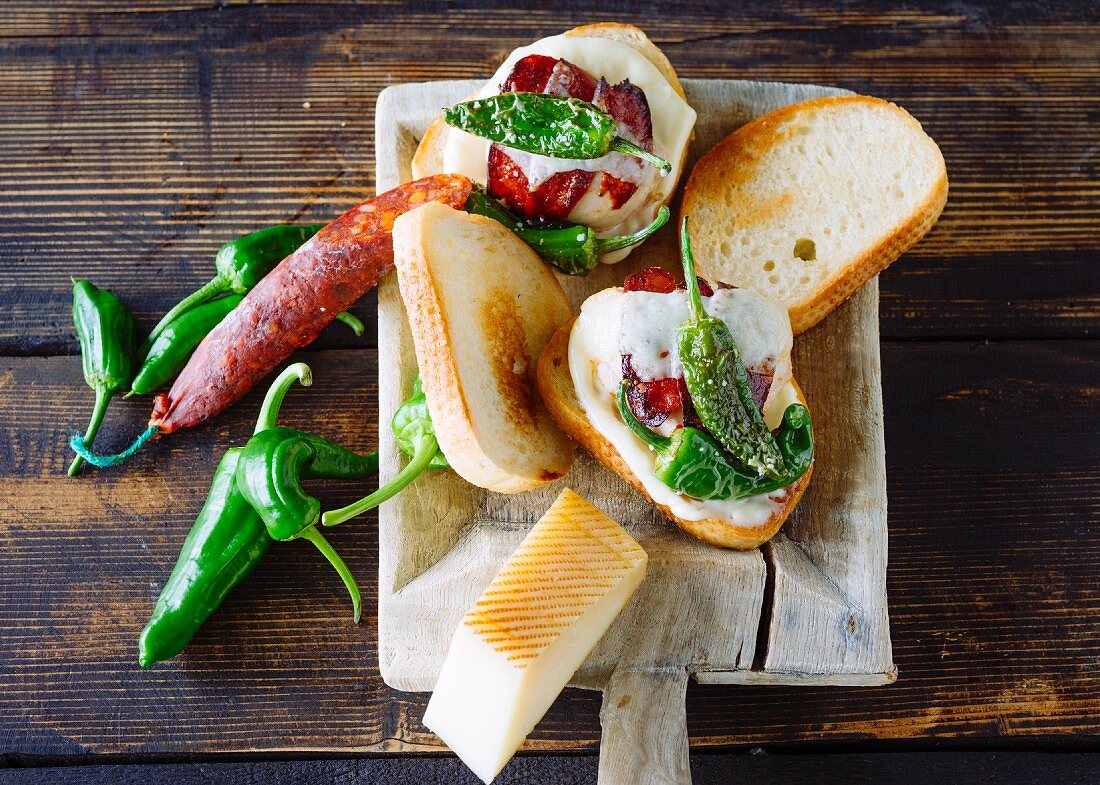 Espagna-Burger: Sandwich mit Chorizo, Chili & Käse