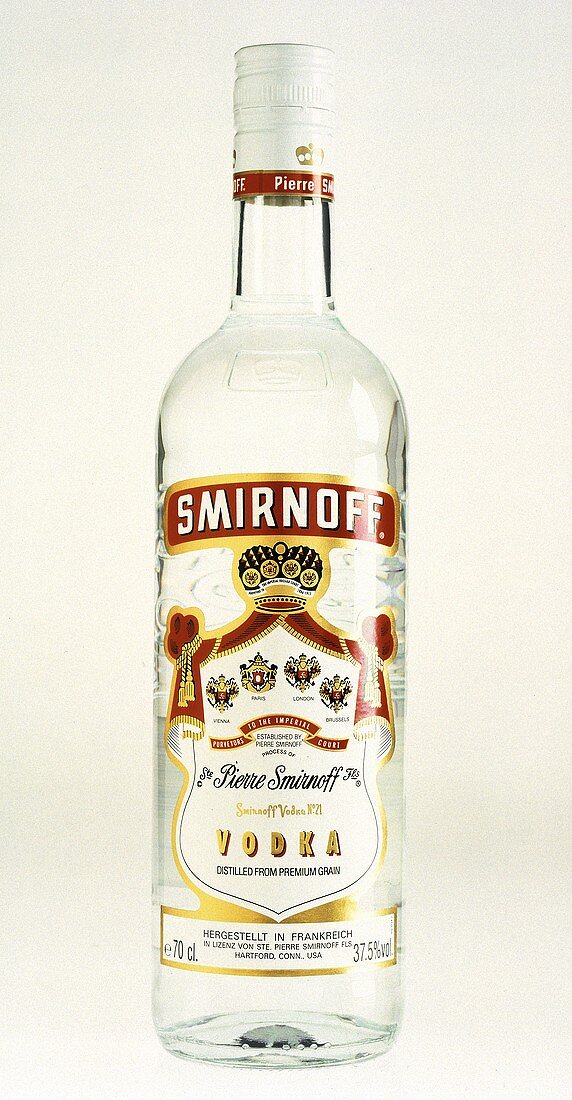 Eine Flasche 'Smirnoff' (Wodka)