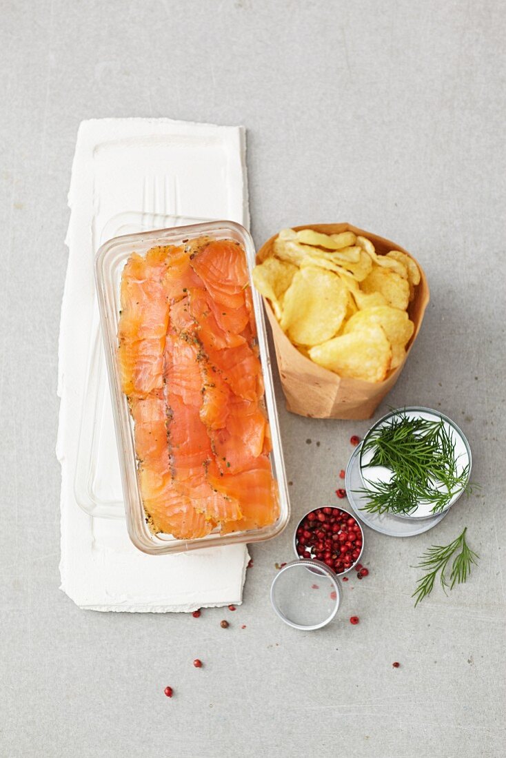 Marinated salmon, crisps, crème fraîche with dill and pink pepper