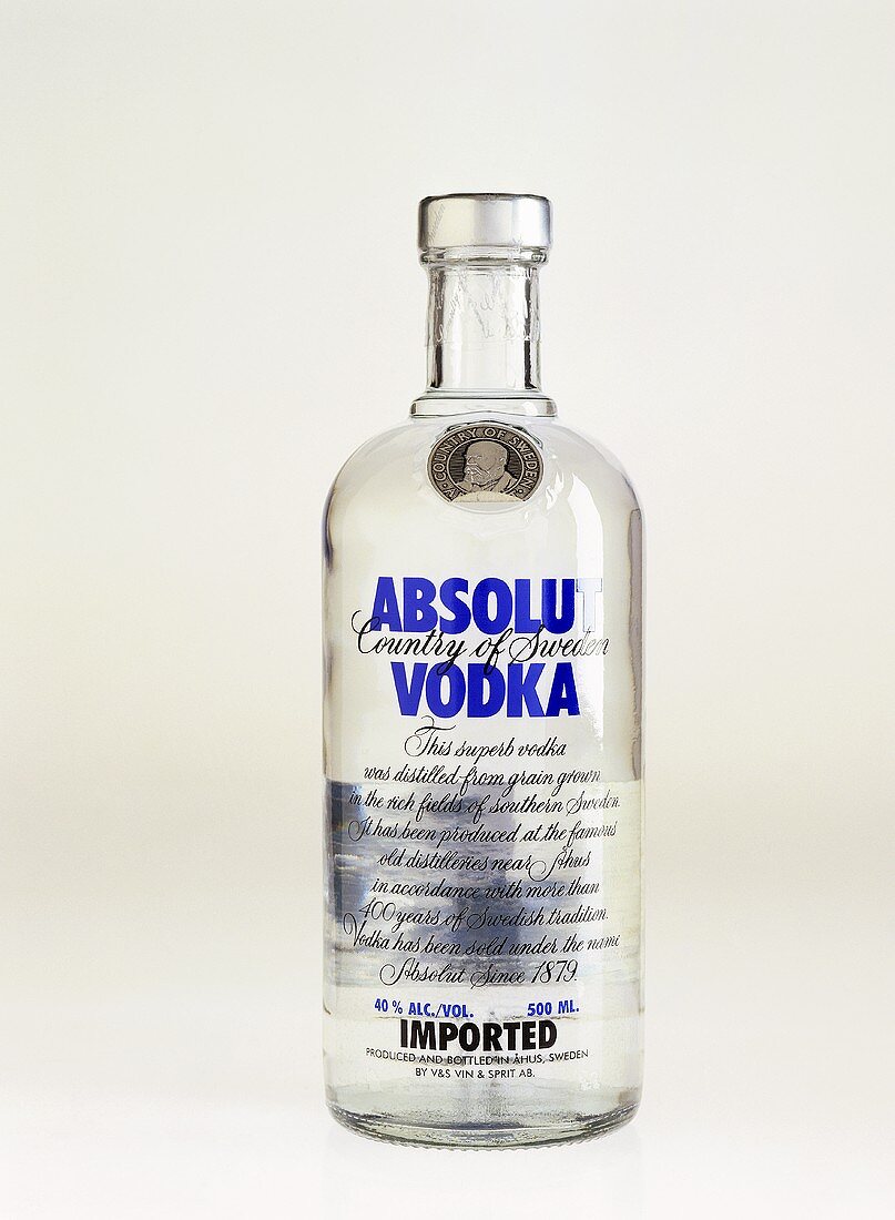 Eine Flasche 'Absolut Wodka' (schwedischer Wodka)