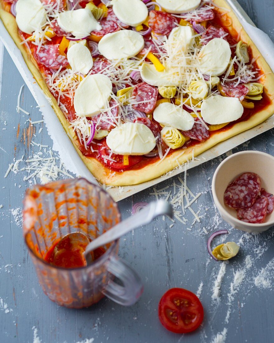 Pizza mit Gemüse, Salami & Mozzarella zubereiten