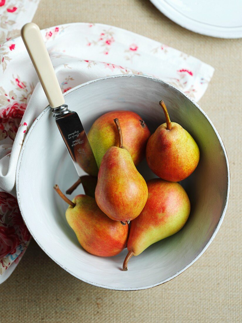 Clapp’s Favourite pears in a bowl with a knife