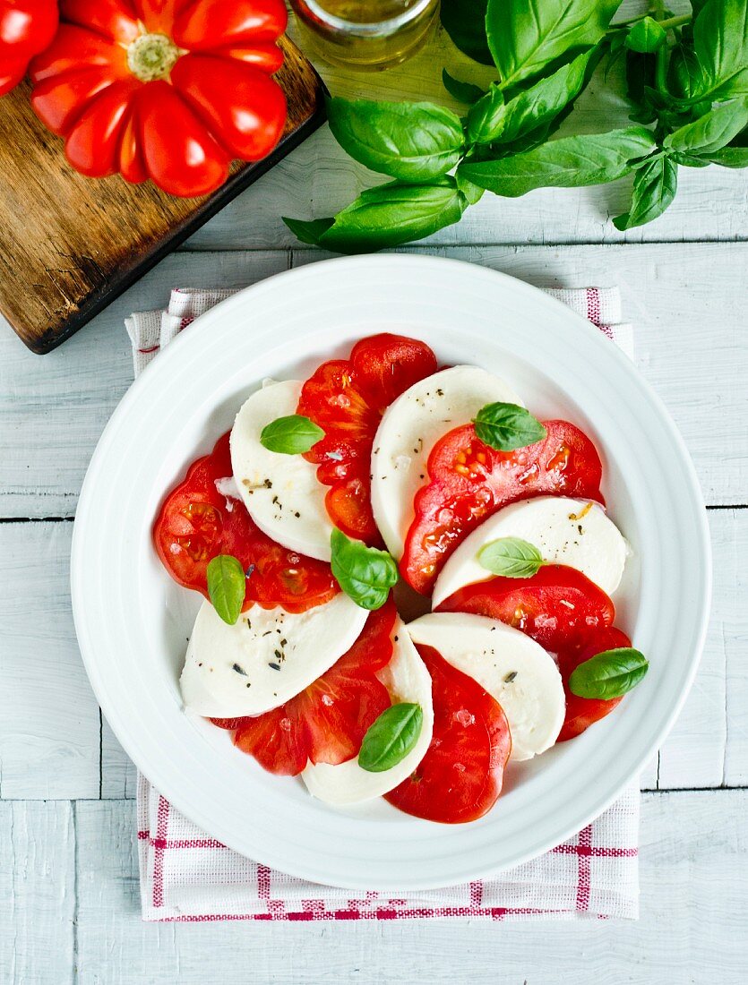 Caprese mit Zutaten (Draufsicht)