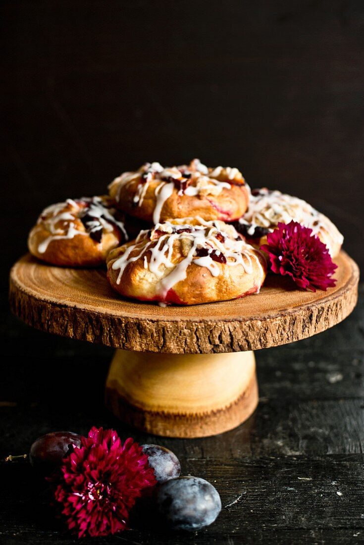 Bread rolls with plum jam and icing sugar