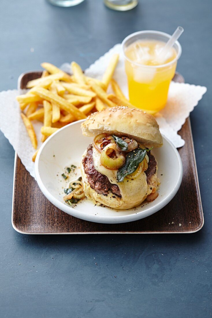 Cheeseburger mit Pommes & Limonade