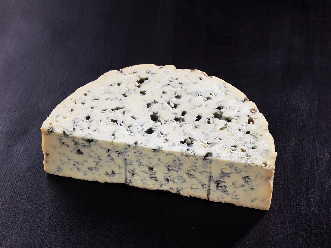 Bleu d'auvergne (French cow's milk cheese)