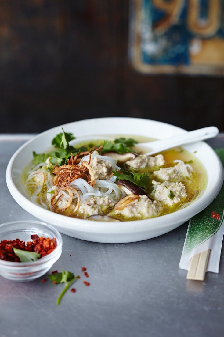 Glasnudelsuppe mit Hackbällchen (Asien)