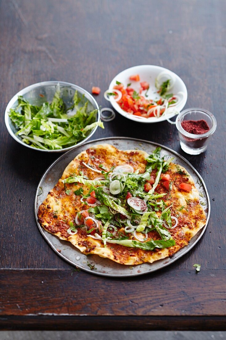 Lahmacun mit Lammfleisch & Salat