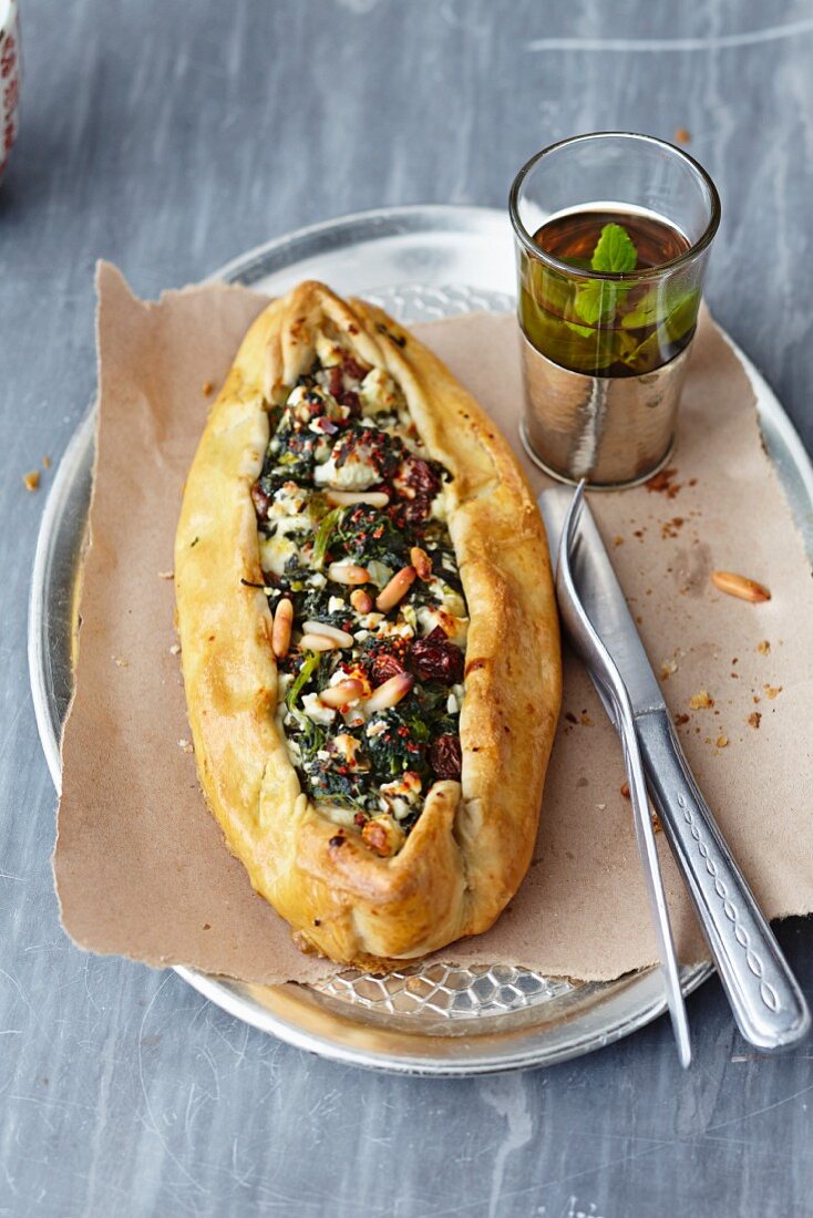 Pide mit Spinat & Feta (Teigschiffchen, Türkei)