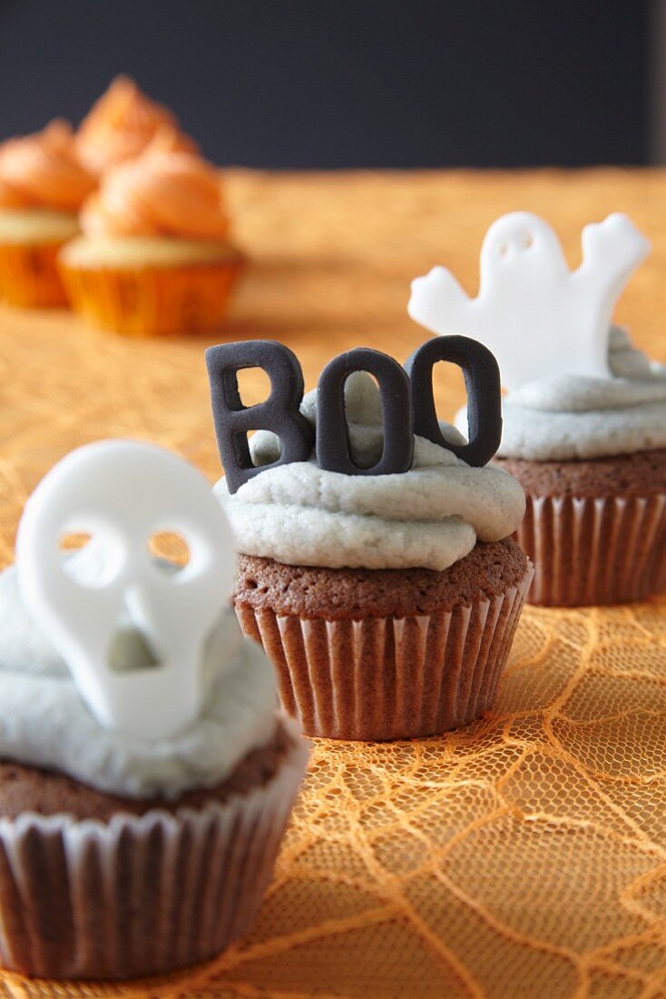 Halloween-Cupcakes verziert mit Buttercremefrosting und Gruseldeko